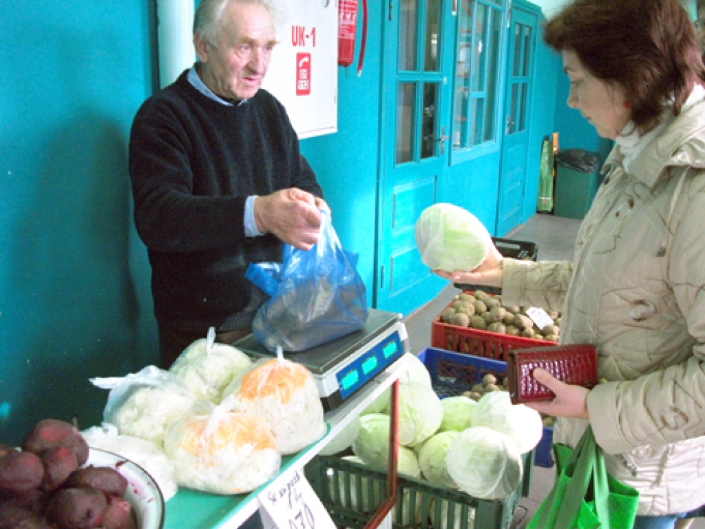 Ādolfs Tamušis tirgo svaigus un skābētus kāpostus, vārītas bietes, kartupeļus un burkānus.