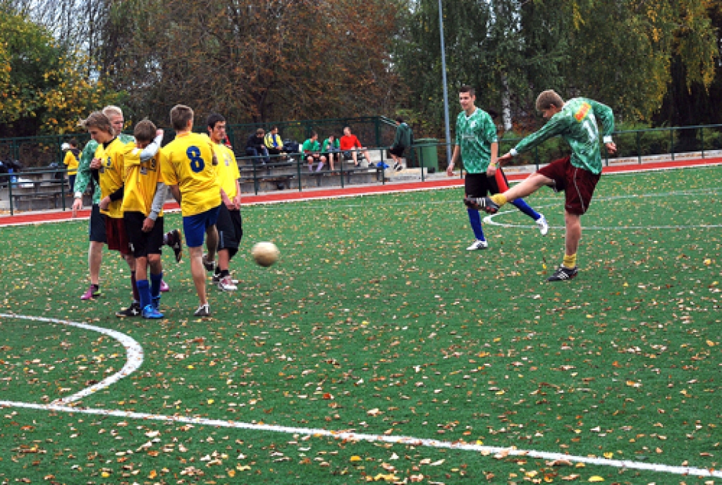 Egils Cinglers izdara sitienu pa Uzvaras vidusskolas komandas vārtiem. 
