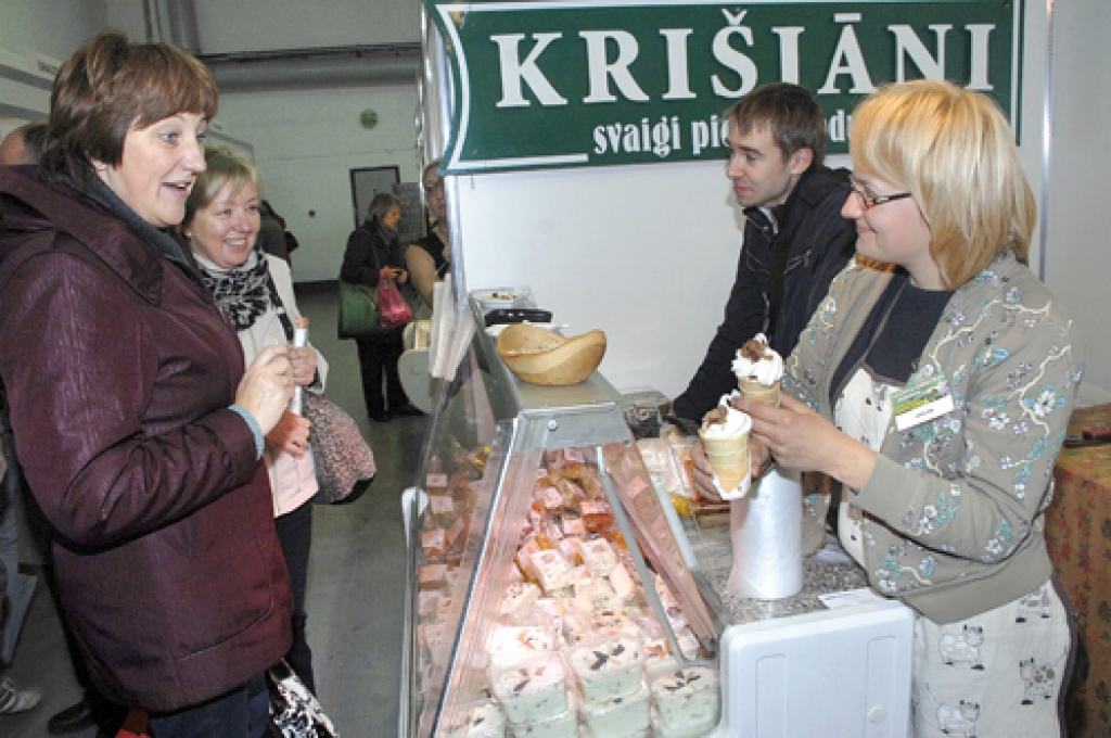 «Krišjāņu» stendā saimniece Iluta Straģe un Artūrs Melnbārdis tā tik paguva palīdzēt pircējiem izvēlēties sieru un pildīt vafeļu glāzītēs saldējumu, kas tapis no pašu saimniecībā ražotā piena.