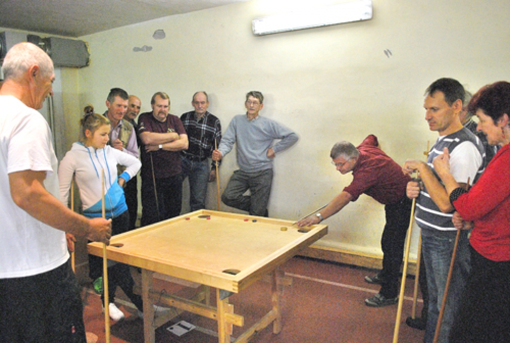 Sportistu uzmanību piesaistījusi Jāņa Brazauska (no kreisās) un Daiņa Pavilona spēle.