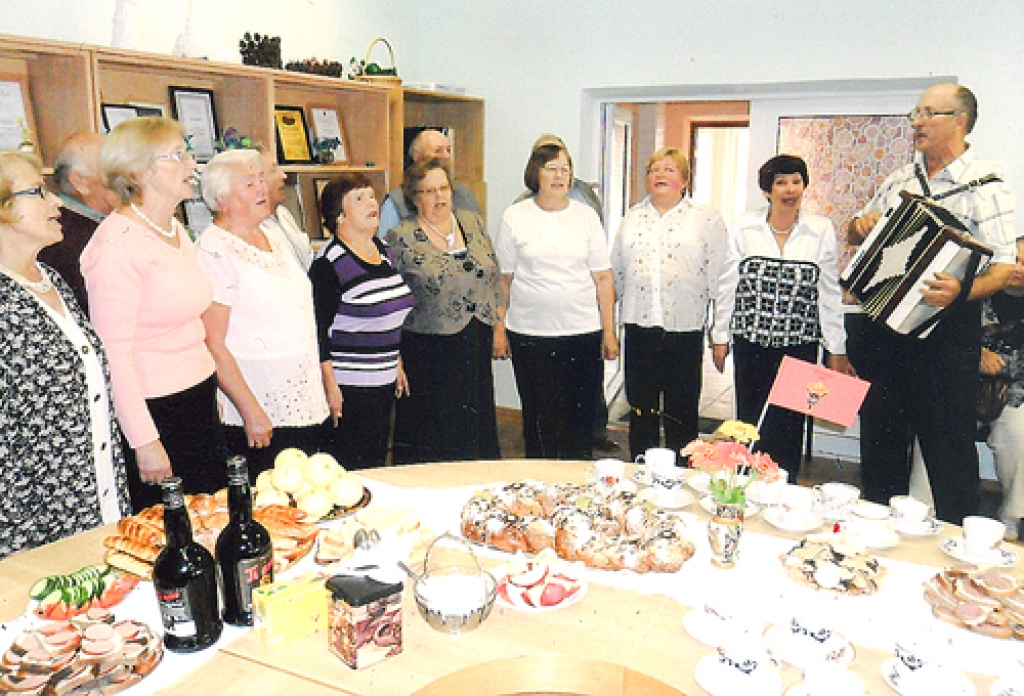 Pasvales invalīdu biedrībā baušķeniekus sagaidīja ar dziesmām un cienastu.