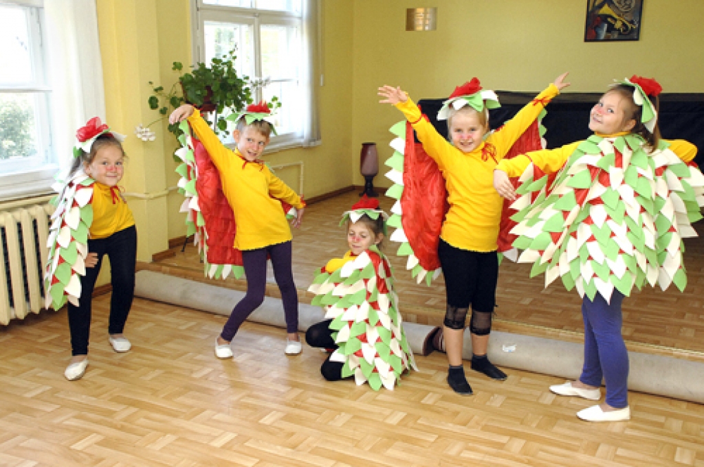 Tērpus priekšnesumam Iecavas mūzikas skolas audzēknes darinājušas pašu spēkiem kopā ar vecākiem un skolotājām. 