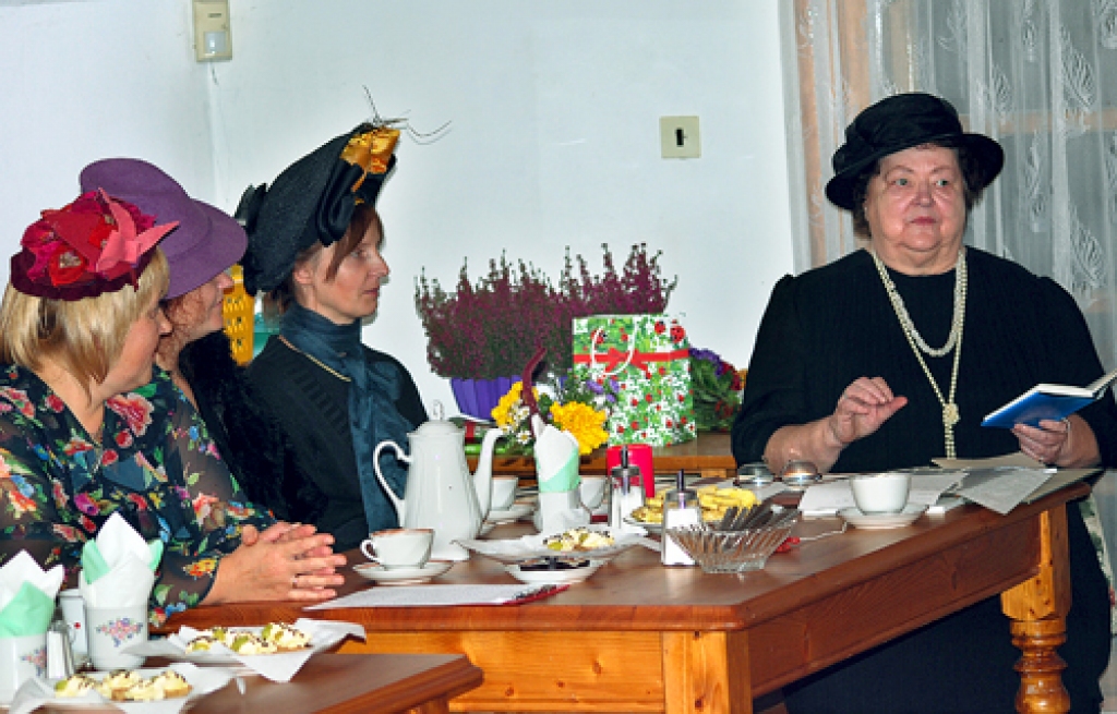 Gunta Micāne (no labās) stāstīja par savu dzejnieces dzīvi un par laiku, kurā dzīvoja rakstniece Anna Brigadere. 