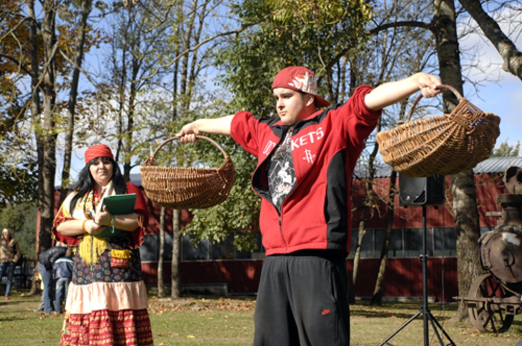 Spēkavīru sacensībās piedalījās apkaimes brašākie puiši, arī Māris Voitovs (attēlā).