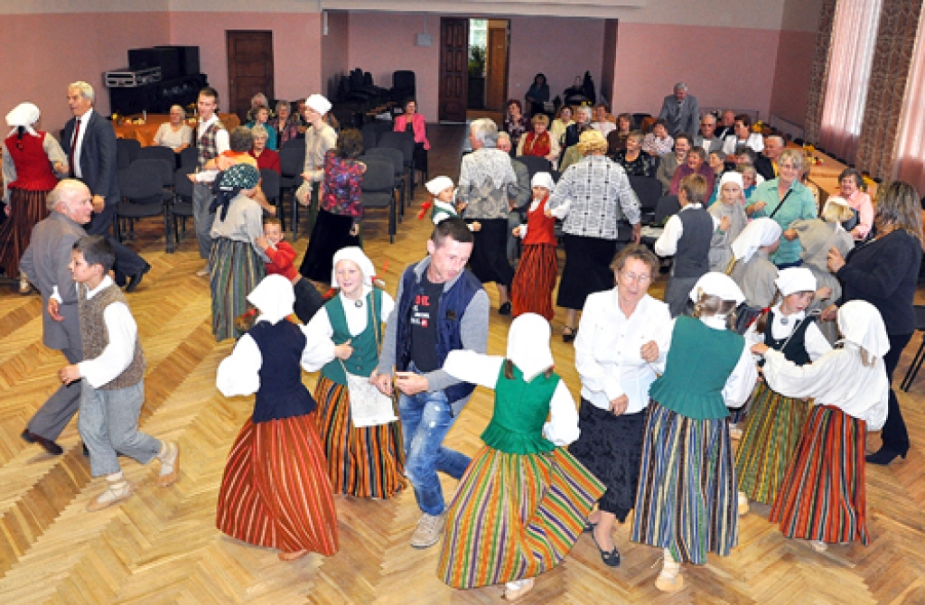 Sarīkojuma apmeklētāji lustējās un ļāva sevi izdancināt folkloras kopas «Tarkšķi» dalībniekiem no Iecavas.