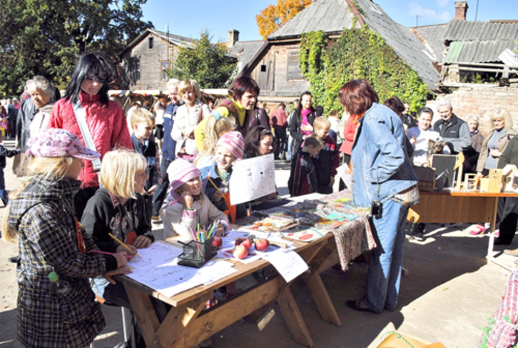 Amatniecības centra pagalmā ikviens varēja justies kā mākslinieks. 