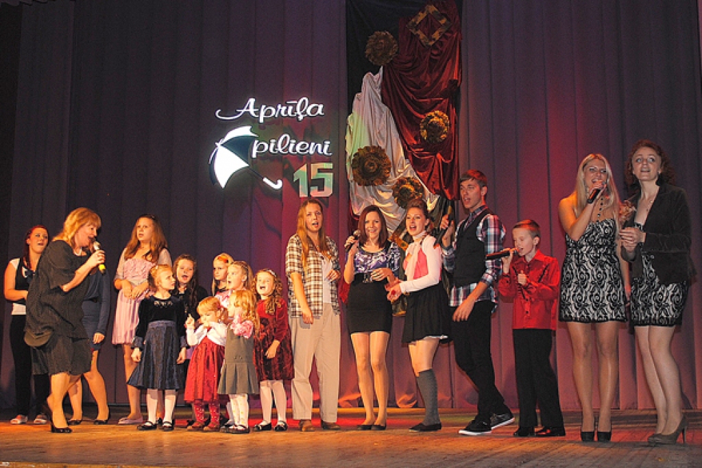 Studijas «Aprīļa pilieni» dalībnieki. 
Autors: noĪslīces kultūras nama arhīva