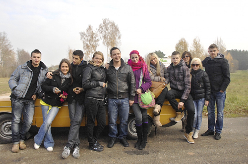 «Okartes skatuves» muzikālie jaunieši Vecsaulē gatavojas spēlēt peintbolu, vidū – grupa «Jātnieki».
Autors: Ivars Bogdanovs