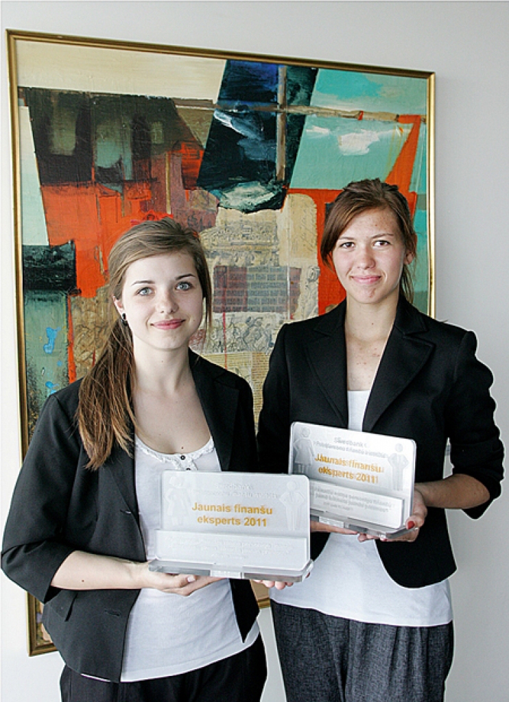 Pērn jauno finanšu ekspertu titulus ieguva Jelgavas Spīdolas ģimnāzijas 10. klases skolnieces Sigita Permina un Maija Ābele. 
