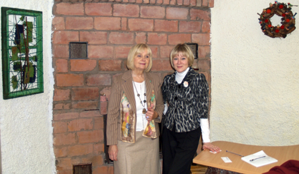 Māksliniece Māra Alksne (pa kreisi) darinājusi rotaslietas, Astrīdas Lesnikas rokām tapuši silti un krāsaini lakati.
Autors: Antra Ērgle