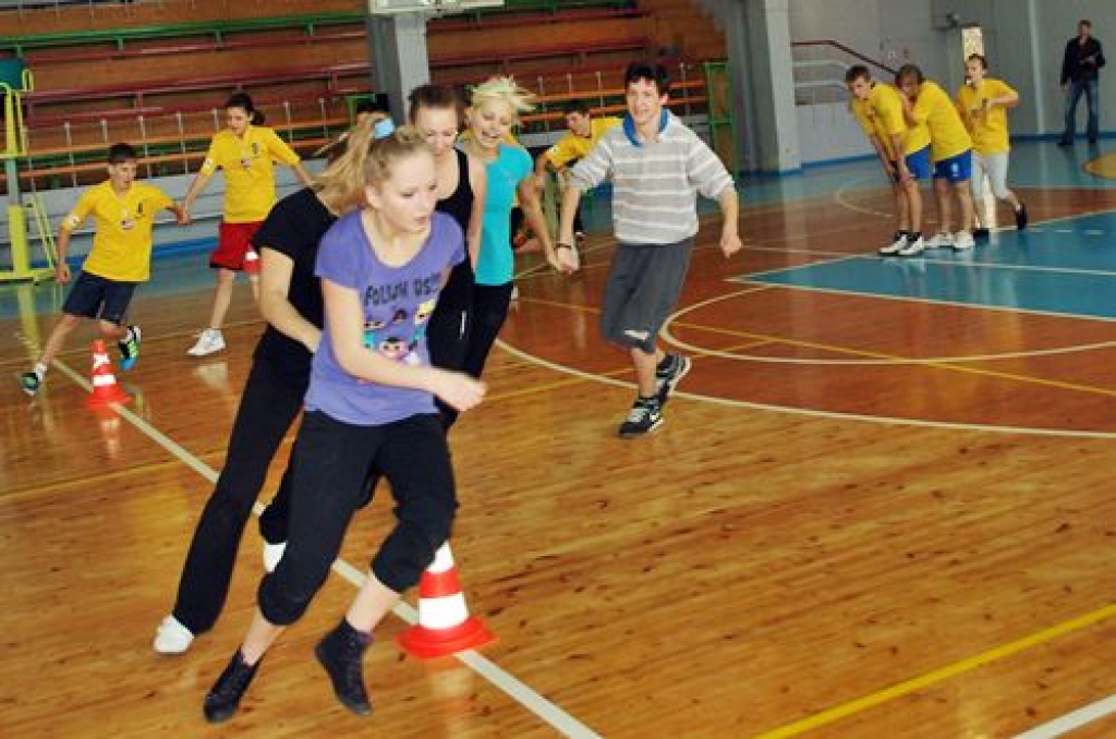 Pēdējā stafetē – ķēdes skrējienā – devās visa komanda. Tuvplānā – Bauskas 2. vidusskolas jaunieši. 
Autors: Uldis Varnevičs