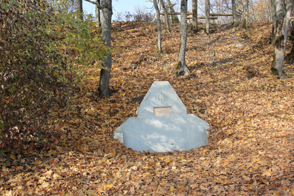 Pie avotiņa uzstādītā plāksne.
Autors: rundale.lv