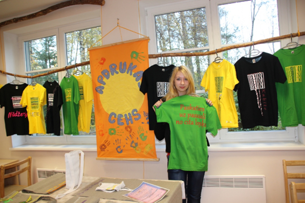  Eva Pakalne un Ieva Dumbrovska radošajā darbnīcā mācījās arī apdrukāt linu dvieļus un kreklus.
Autors: rundale.lv