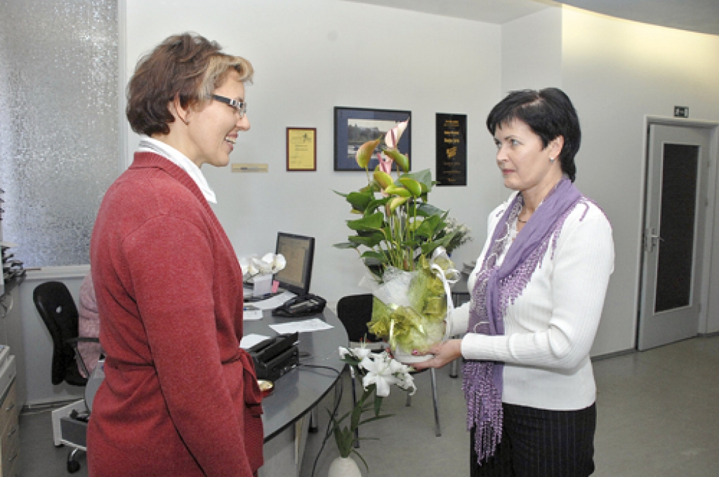 Anita Kleina (no labās) sveic redakciju svētku dienā.
Autors: Ivars Bogdanovs