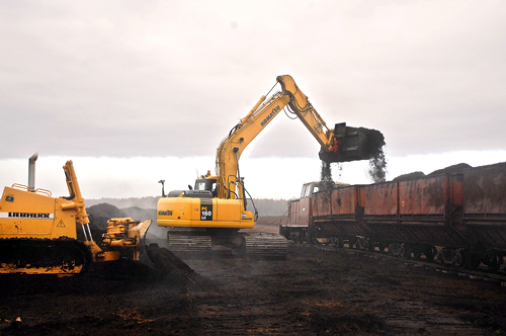 Vagonos kūdru ber ekskavatorists Staņislavs Vasiļauskis, pēc tam Viktors Antonovs vada lokomotīvi ārā no purva. 
Autors: Ivars Bogdanovs