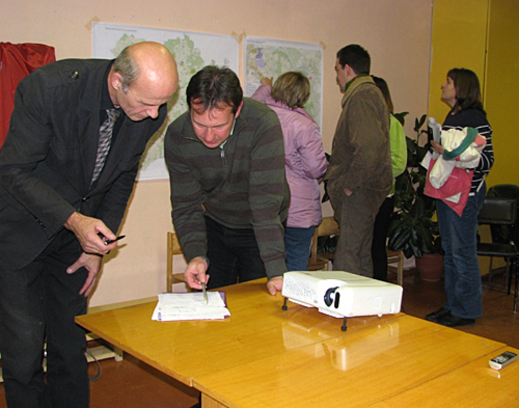 Kamēr Jānis Feldmanis ar ceraukstieti Guntaru Vāveru ieskatās dokumentos, citi interesenti pētī pie sienas izliktās kartes.
Autors: Vilnis Auzāns