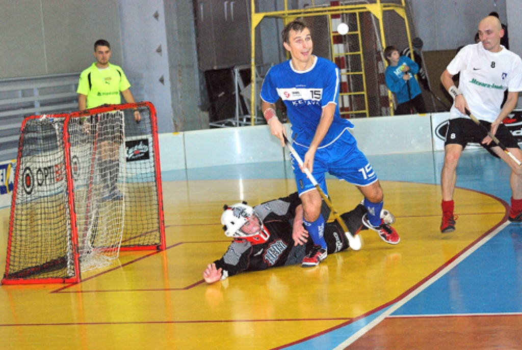 Viesi spēles otrajā pusē bieži palika vieni paši pie Elvja Holsta sargātajiem vārtiem. 
Autors: Uldis Varnevičs