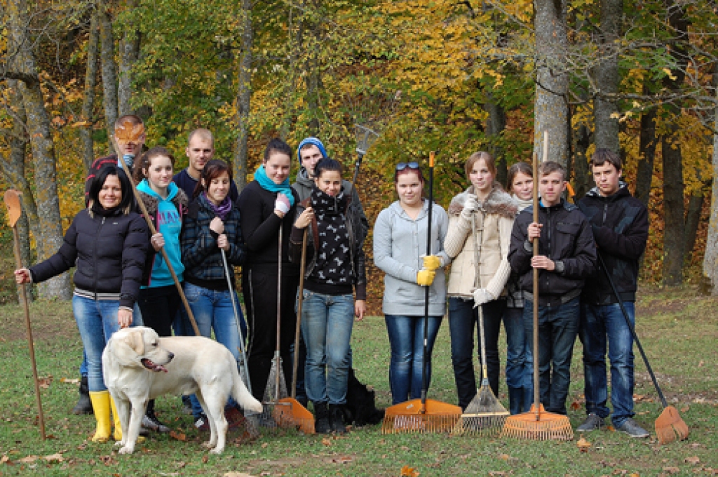 Rundāles jauniešu organizācija «INITIO» Mežotnes pilskalnā.
Autors: no «INICIO» albuma