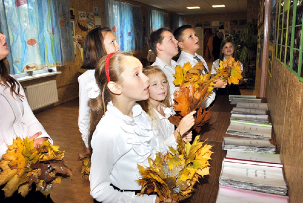 Bārbeles pamatskolas audzēkņi skata 140. gadu vecās mācību iestādes bagātās vēstures fotoliecības. 
Autors: Juris Iļņickis