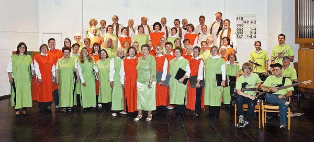 Dziedātāju tērpu krāsas simbolizē vitalitāti un atjaunotni. 
Autors: no kora « Rückenwind» albuma