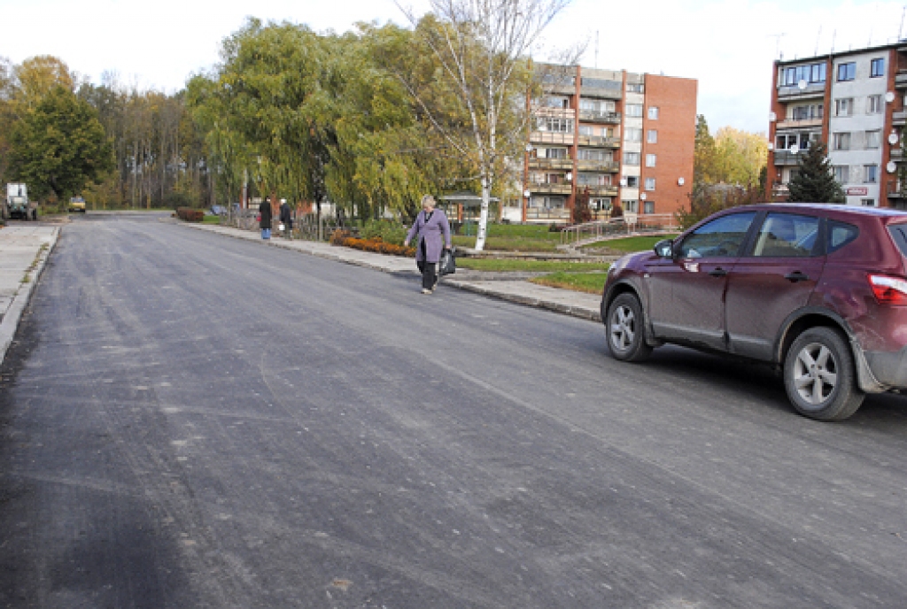 Bauskas novada Gailīšu pagasta autoceļam Pāce-Ķelotne, ko izmanto satiksmes un skolēnu autobusi, atjaunots asfalta segums 828 metru garumā.
Autors: Juris Iļņickis