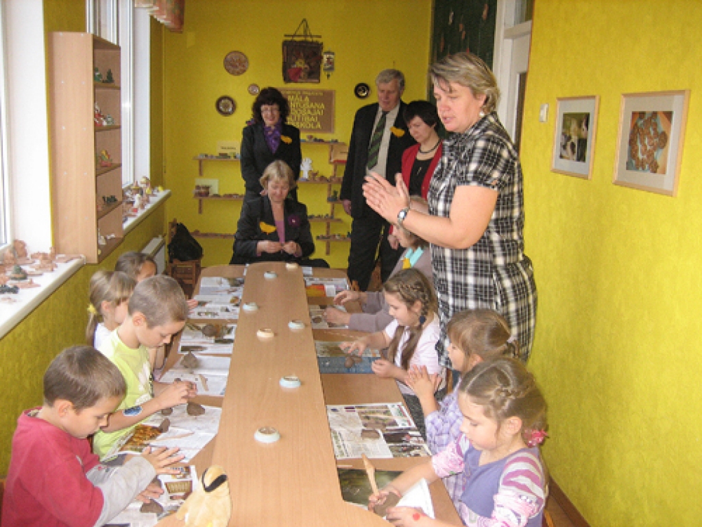 Nodarbībā māla putnus audzinātājas Marinas Veseres (pa labi) vadībā veido viešņas Valda Liekne un Astrīda Vītola.
Autors: no bērnudārza arhīva