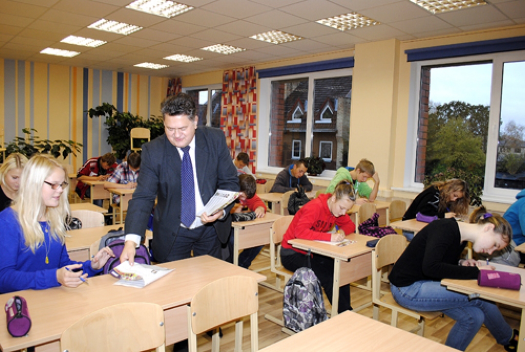 Bauskas pilsētas pamatskolas direktors Jānis Rumba 9.a klases audzēkņiem izdala konkursa anketas.
Autors: Juris Iļņickis