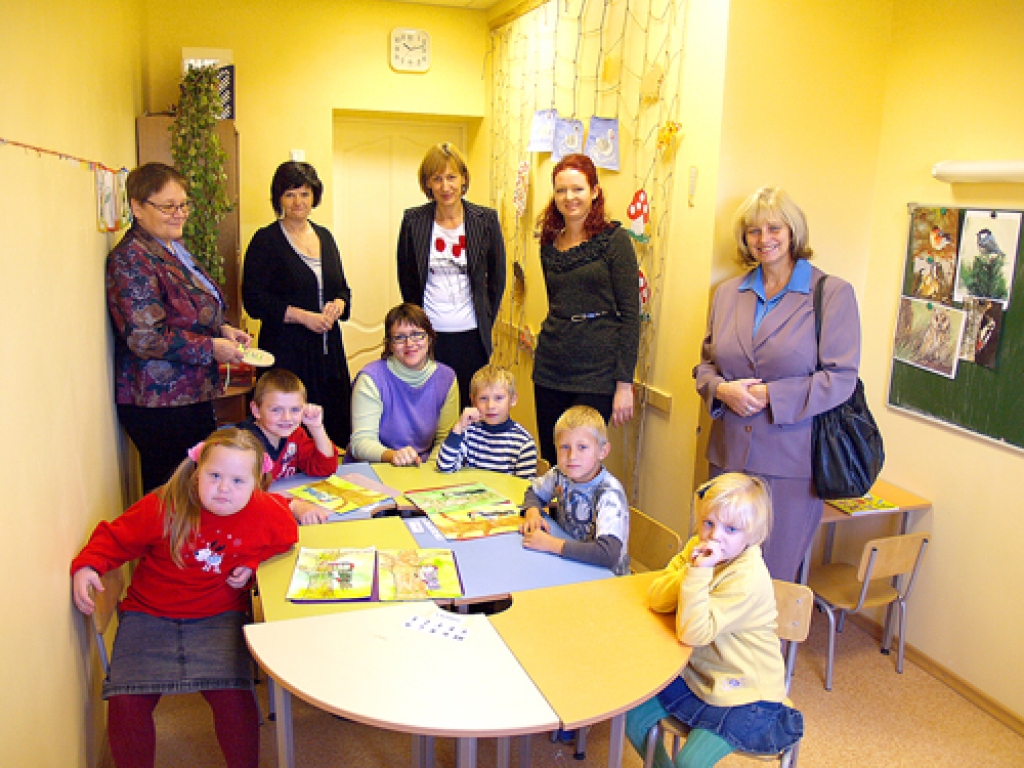 Atvērto durvju dienā par Zālītes mazās skolas bērnu Daces (no labās), Georgija, Roberta, Riharda un Sonoras darbiņiem priecājas viešņas Valda Liekne un Aldonija Gaveika (stāv malās) no pašvaldības izglītības nodaļas, skolas vadītāja Aija Sietiņa (centrā), pedagoģes Anita Lesauska (pa labi), Aiga Štāle (pa kreisi) un Evija Lasmane (sēž).
Autors: Antra Ērgle
