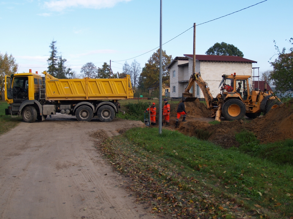 Jaunu caurteku zem Upes ielas Iecavas novada Zālītes ciematā «Latvijas Valsts ceļu uzturētāja» darbinieki ielika dienas laikā.
Autors: Antra Ērgle