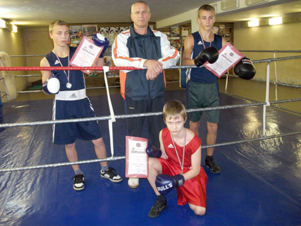 Čempionāta medaļnieki. Ingus Usjukovs (no kreisās) un Roks Jankausks (no labās) Latvijas čempionātā boksā junioriem un jauniešiem izcīnīja zelta medaļu, bet Ervīns Mališevs (notupies) – sudraba godalgu. Treneris Valērijs Hrustaļovs (centrā) ir apmierināts ar baušķenieku sniegumu.
Autors: Kristaps Ābelnieks