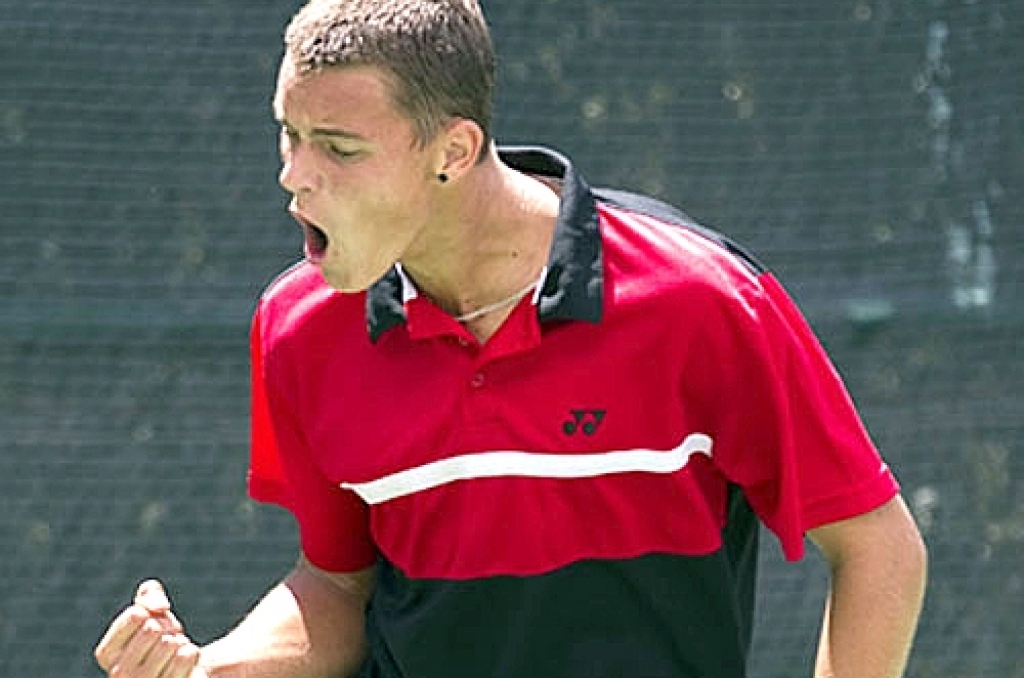 Latvijas jaunais tenisists Mārtiņš Podžus, pārvarot Francijas pilsētā Larošā pie Jonas notiekošā 