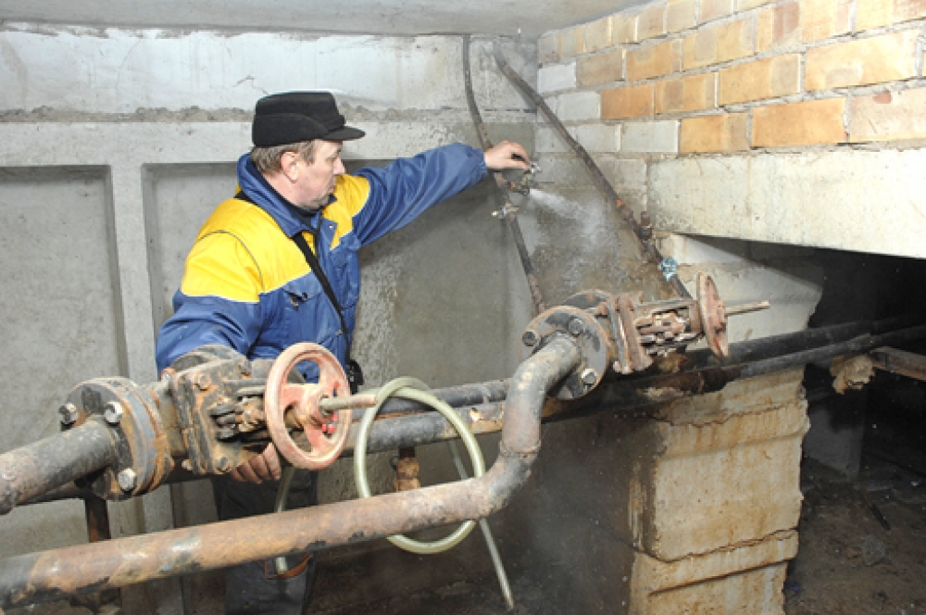 VASILIJS GOLOVČANSKIS, SIA «Bauskas namsaimnieks» santehniķu darba vadītājs, un citi uzņēmuma speciālisti pašlaik nodarbojas tikai ar pilsētas centralizētās apkures sistēmas atgaisošanu, lai iedzīvotājiem būtu siltāk, ja būs salnas. 
Autors: Ivars Bogdanovs