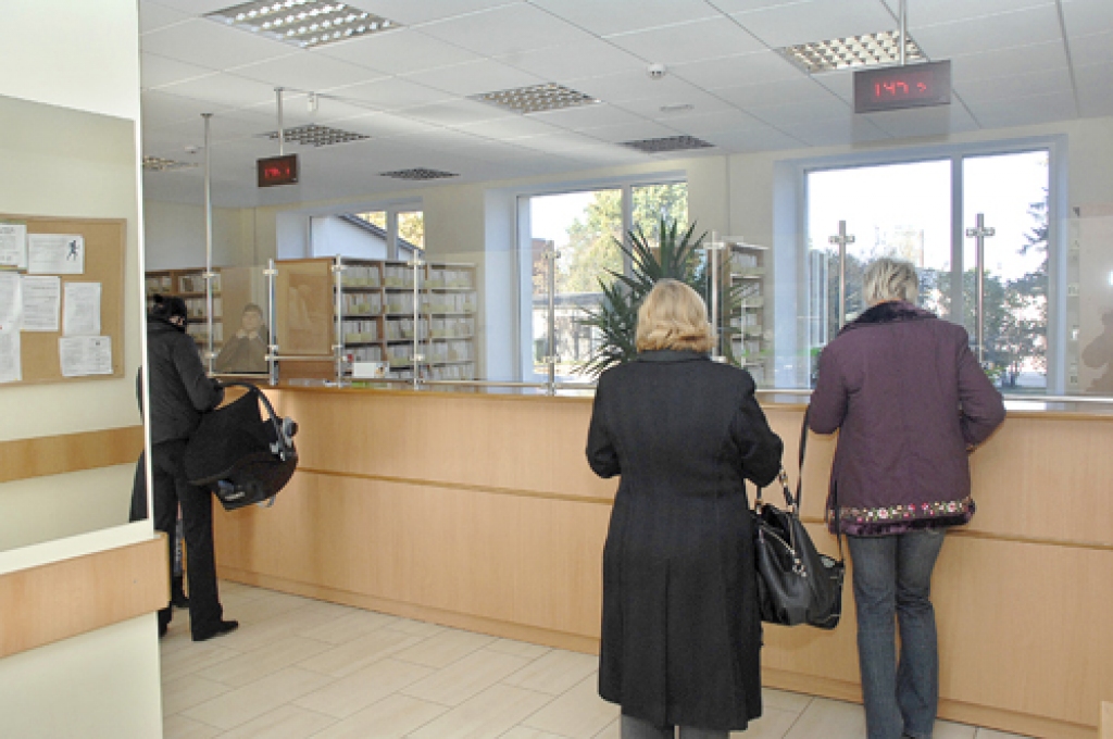 Maksājot Ls 3, Bauskas slimnīcas poliklīnikā tikai desmit pacientu dienā var tikt pie otolaringologa (ausu, kakla un deguna slimību speciālista) un acu ārsta. 
Autors: Ivars Bogdanovs