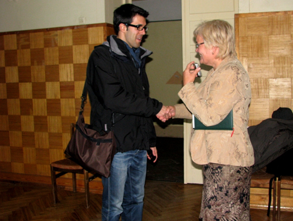 Bauskas Valsts ģimnāzijas direktora vietniece Ināra Graudiņa sagaida brīvprātīgo no Spānijas Raulu Martinu Amezagu.
Autors: Vilnis Auzāns