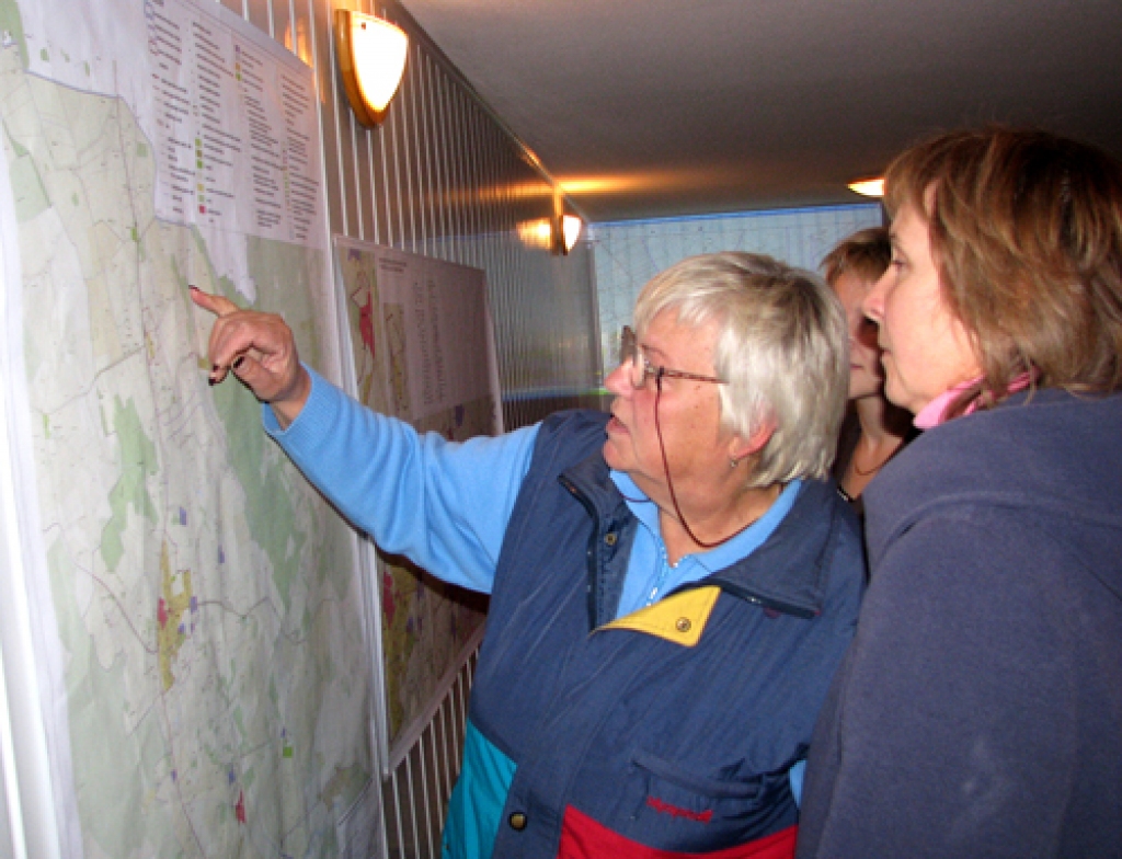 Kartē ātrgaitas transportam iezīmēto koridoru pēta codietes Tamāra Lagužniece (no kreisās) un Terēza Zemeca.
Autors: Vilnis Auzāns