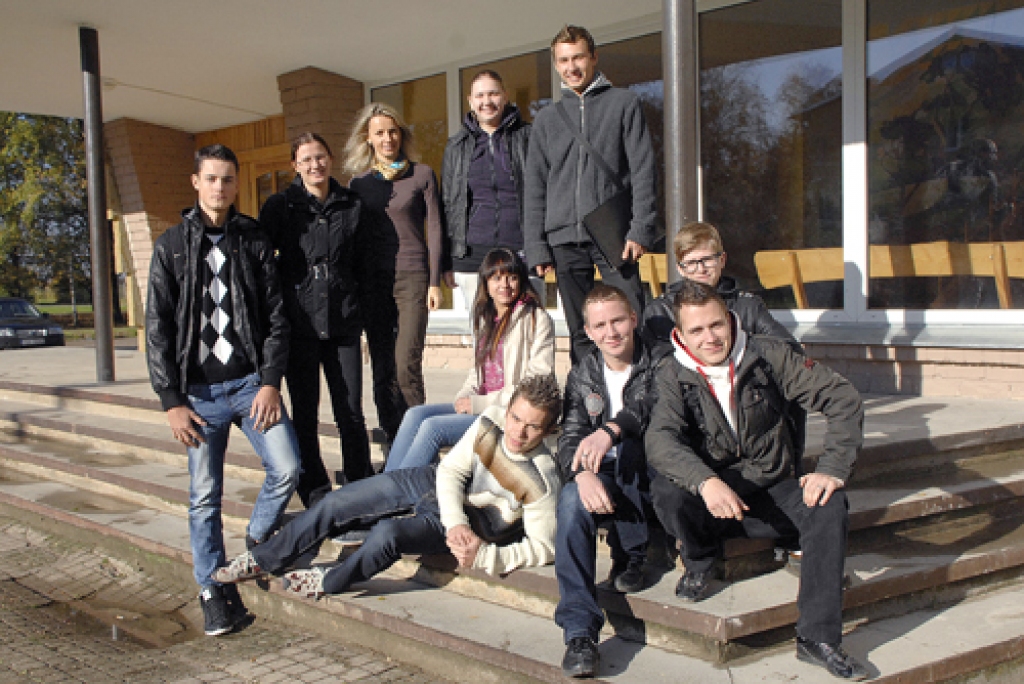 Prakses pārskata apspriedē piedalījās Santa Putniņa, Inga Jalovecka, Zane Jalovecka, Kristaps Zēbergs, Viktors Pečenijs, Mārtiņš Mārtiņkrists, Felikss Zikratijs, Sergejs Radkovskis, Artis Sirmanis un prakses koordinatore, itāliešu valodas skolotāja Dace Antuža (stāv trešā no kreisās).
Autors: Ivars Bogdanovs