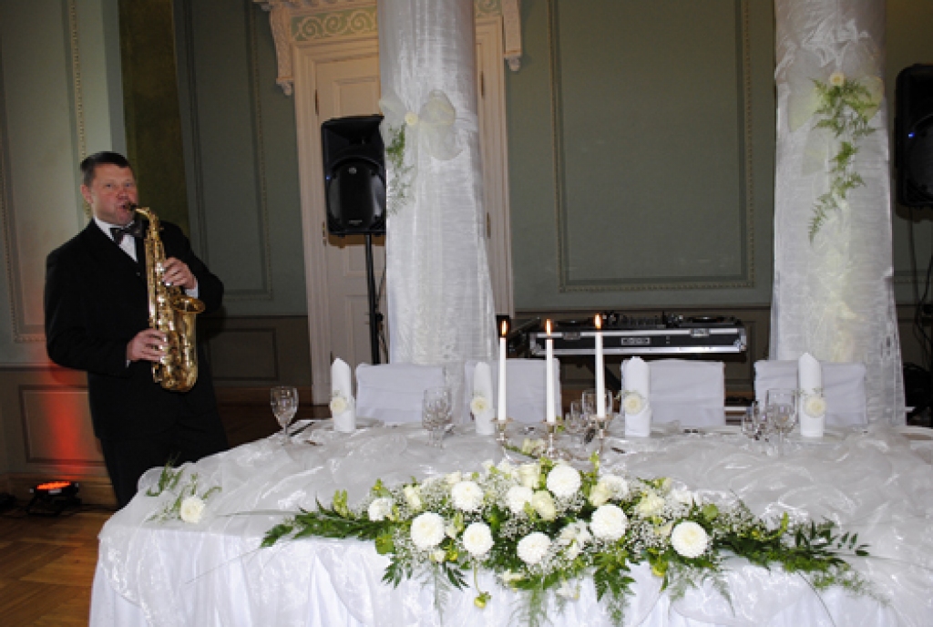 Saksofonists Edijs Everss, gaidot jauno pāri, Mežotnes pilī atskaņo maigu, romantisku skaņdarbu.
Autors: Juris Iļņickis