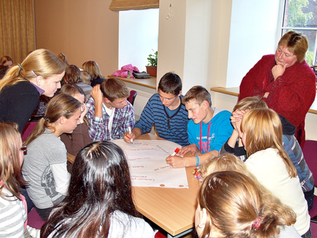 Foruma otrajā daļā jaunieši darba grupās apkopoja idejas pašu nodarbēm. Dzimtmisas skolēnus atbalsta skolotāja Velga Ērgle (stāv pa labi) un lietvede Daiga Kalderauska.
Autors: Antra Ērgle