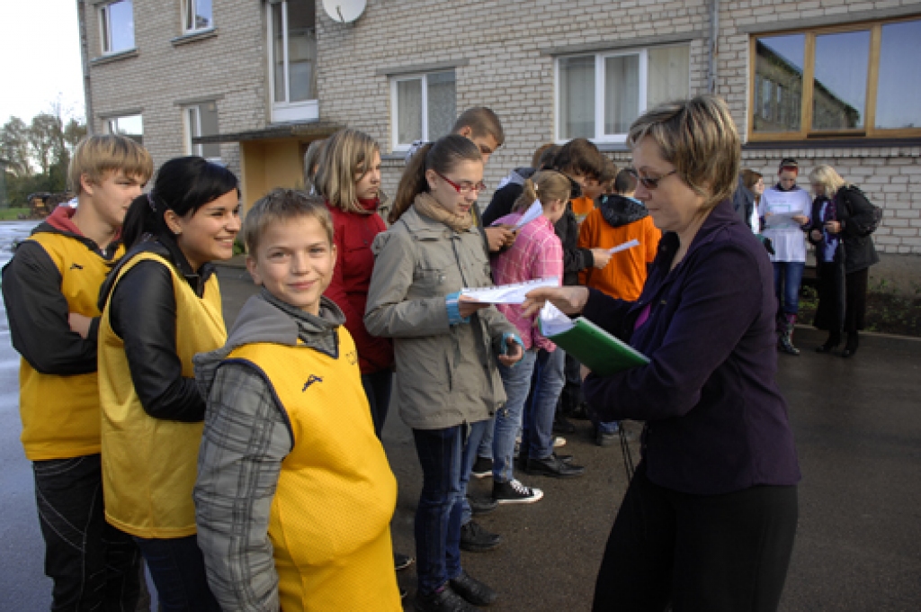 Bauskas un Rundāles novada skolēni, kam tuva ir ģeogrāfija un aktīva izklaide, trešdien, 12. oktobrī, kārtīgi izskraidījās un iepazina Codes pagasta centru. Tādā veidā jau otro gadu pēc kārtas tika aizvadīta ģeogrāfijas diena «Iepazīsti Bauskas novadu!», ko šoreiz organizēja Codes pamatskolas pasniedzēja Sigita Cikota. 
Autors: Ivars Bogdanovs