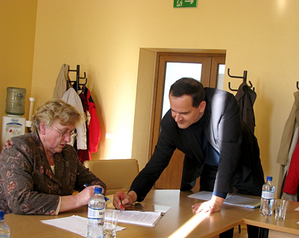 Mežotnes internātvidusskolas direktorei Sarmītei Ulnicānei padomu, kā pareizi noformēt dokumentus, sniedz novada domes administrācijas juridiskās nodaļas vadītājs Modris Mākulēns.
Autors: Vilnis Auzāns