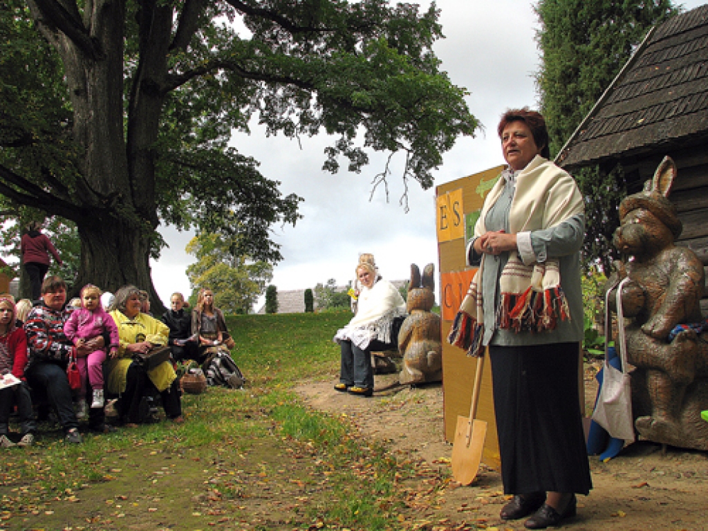 Skolotāja Vija Cerusa septembra beigās vadīja kārtējo literāro pasākumu Viļa Plūdoņa muzejā «Lejenieki». 
Autors: Vilnis Auzāns