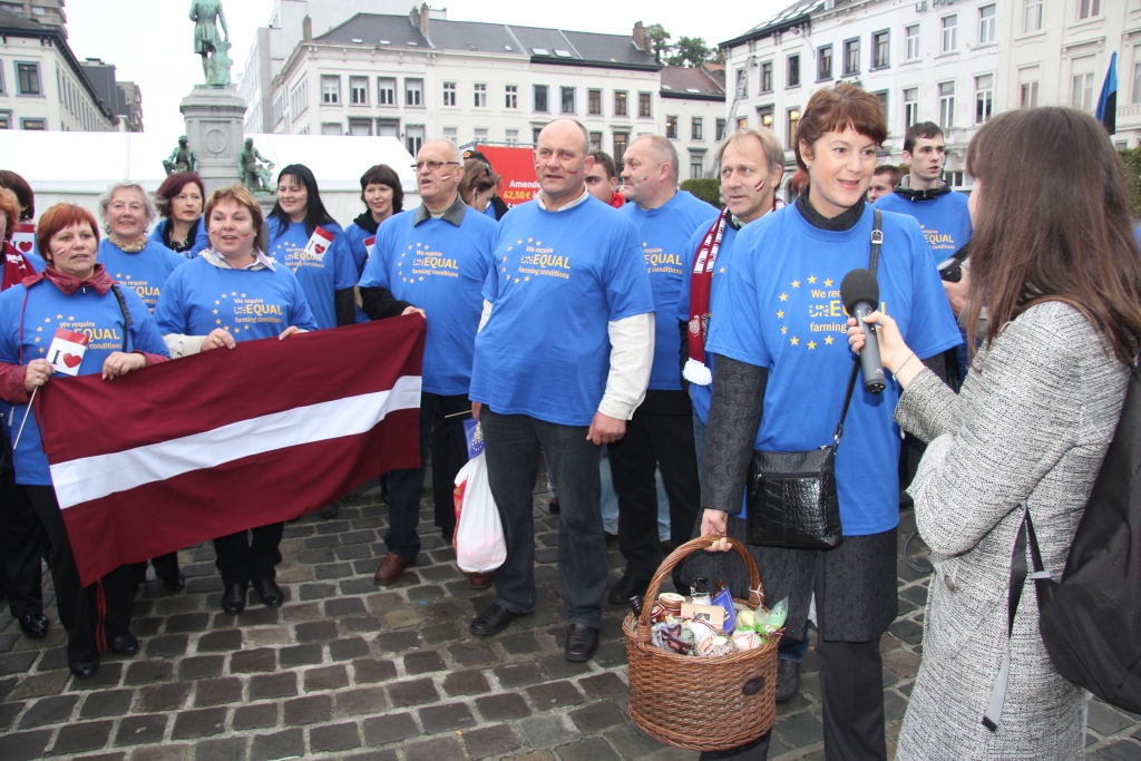Latvijas zemnieku pikets Briselē piesaistījis pietiekamu plašsaziņas līdzekļu uzmanību. Labajā pusē karogu tur Vecumnieku novada zemnieku saimniecības «Liepas» īpašnieks Agris Veide.
Autors: NO EIROPARLAMENTA ARHĪVA