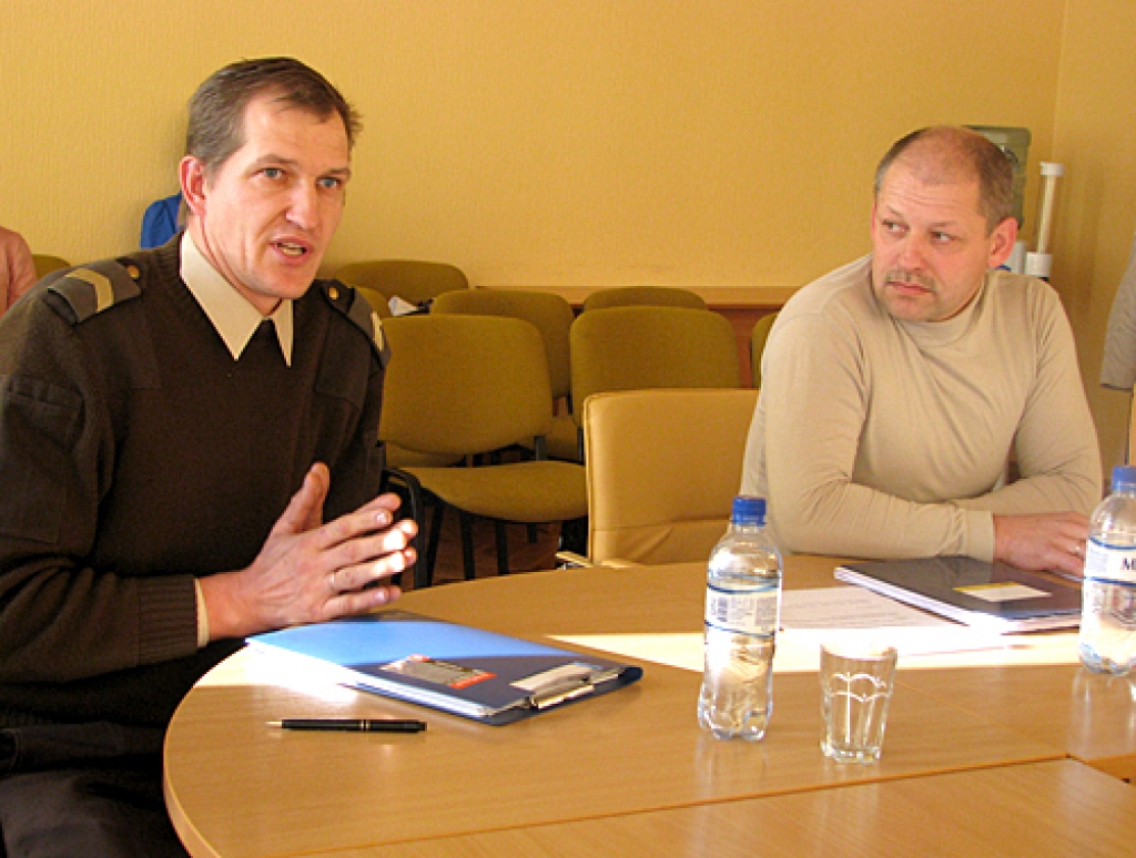 Izglītības pārvaldes vadītājas vietnieks Aleksandrs Novickis un Bauskas 508. jaunsargu vienības jaunsargu instruktors Zigurds Kalējs aicina deputātus ļaut jaunsargiem apdzīvot telpas bijušās Kristīgas skolas ēkā.
Autors: Vilnis Auzāns