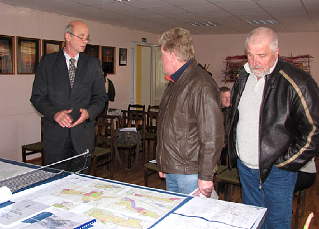 Bauskas novada jauno teritoriālo plānojumu Vecsaules pagastā ar novada domes priekšsēdētāja vietnieku Jāni Feldmani (no kreisās) apspriež iedzīvotāji Jānis Karlovs (centrā) un Indulis Ķikuts. 
Autors: Vilnis Auzāns