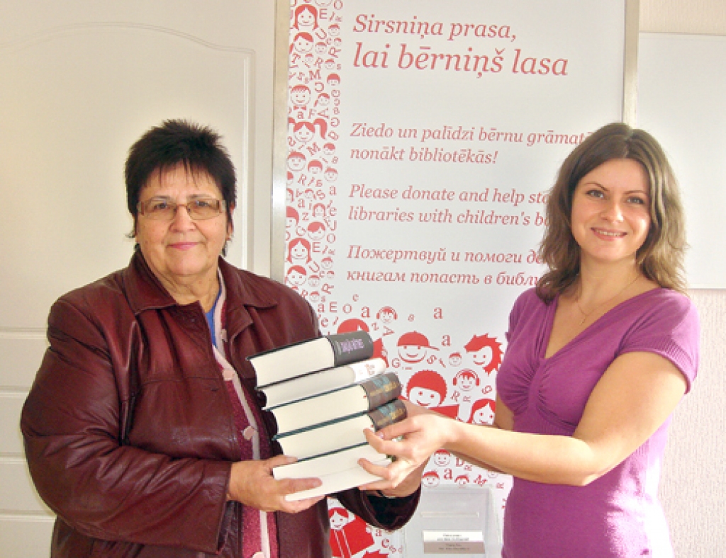 Baiba Tormane (no kreisās), Bauskas Centrālās bibliotēkas direktore, saņem «Bērnu žūrijas» grāmatu dāvinājumu.
Autors: no LNB Atbalsta biedrības arhīva