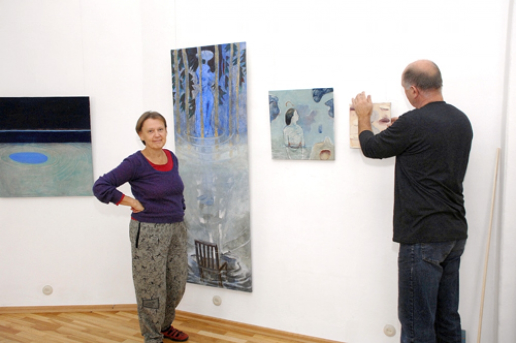 Gudruna Vesterlunda pati piedalījās savas gleznu izstādes iekārtošanā Bauskas novadpētniecības un mākslas muzejā.
Autors: Ivars Bogdanovs