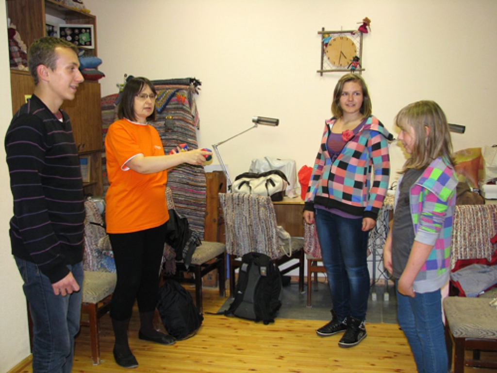 Nodarbībā pie pasniedzējas Valdas Prokopenko uzdevumus pilda Selva Ķēniņa (no labās), Renita Ķēniņa un Emīls Dzelzkalējs.
Autors: Vilnis Auzāns