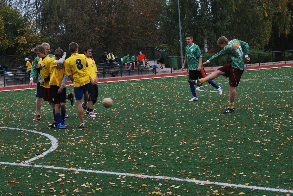 Egils Cinglers izdara sitienu pa Uzvaras vidusskolas komandas vārtiem. 
Autors: Uldis Varnevičs