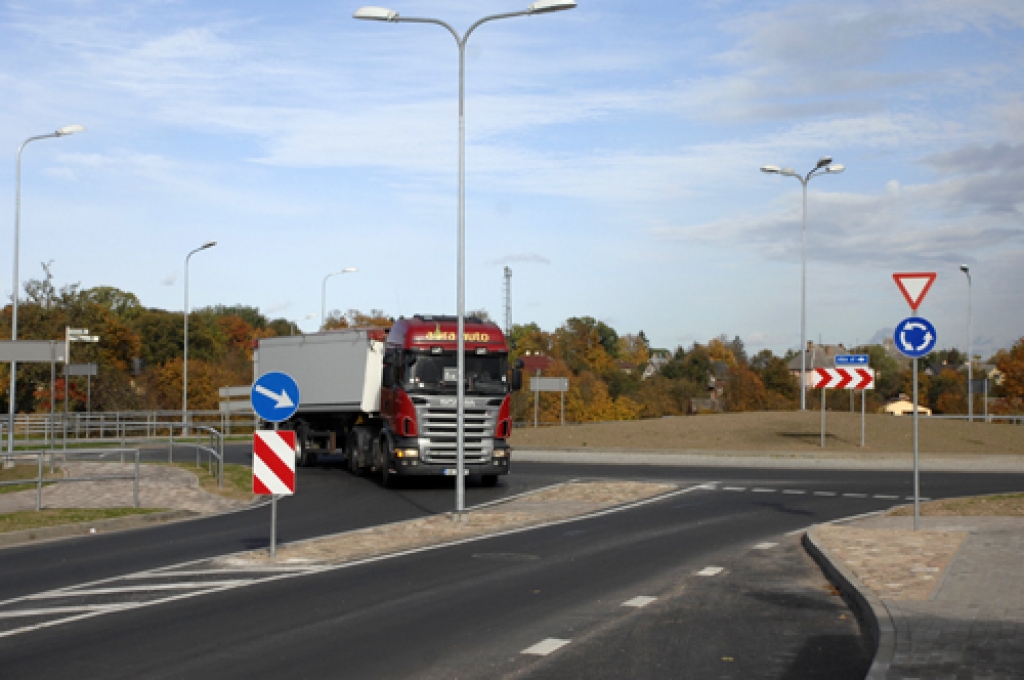 Mūsas aplī strādnieki darbus pabeiguši. Vairums vadītāju to vērtē atzinīgi, iebildumi izteikti vien pret apgaismes stabu, kurš uzbūvēts uz saliņas brauktuves vidū.
Autors: Ivars Bogdanovs