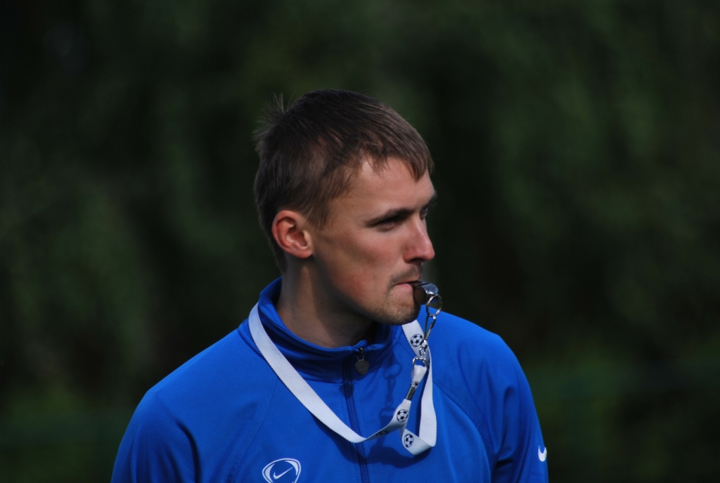 Artūrs Kupčiuns tiesā jauniešu futbola spēli.
Autors: Uldis Varnevičs